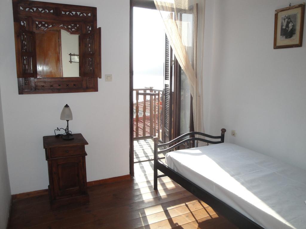 Villa Chrysodimi Chalki Town Стая снимка